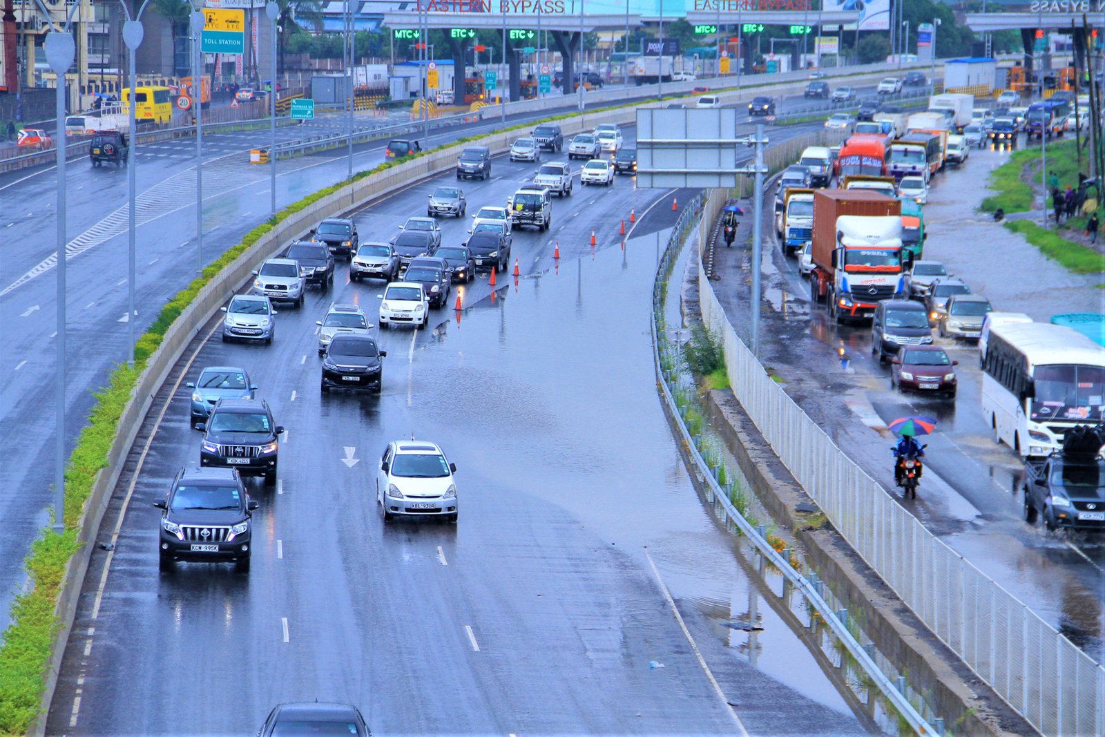 Mombasa Road flooded - 10