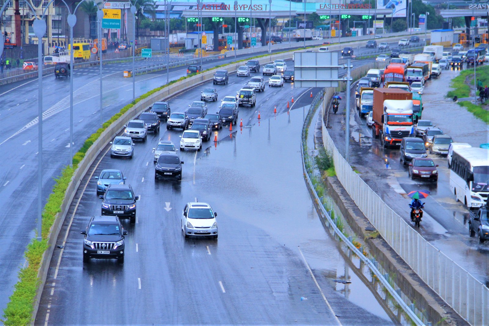 Mombasa Road flooded - 11