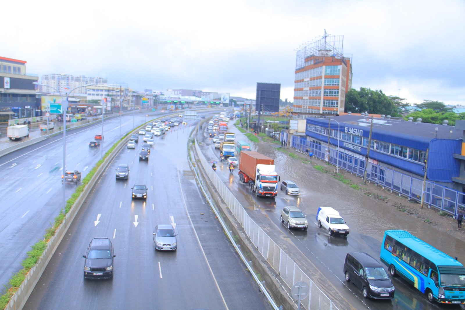 Mombasa Road flooded - 12
